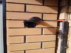 камера видеонаблюдения на стене частного дома