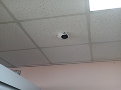 Камера установлена на потолочной панели продуктового магазина